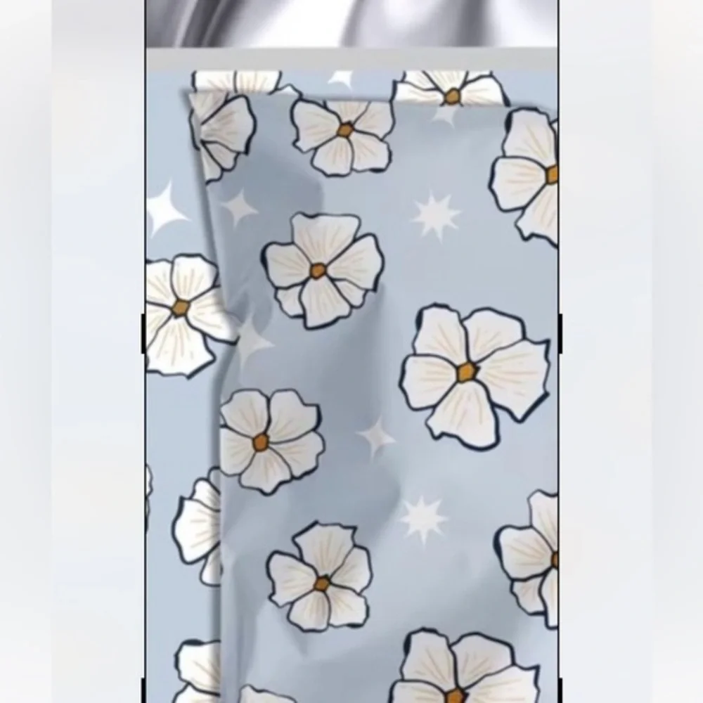 20 (6”x9”) Charming mailers featuring a blue and white floral print poly bags